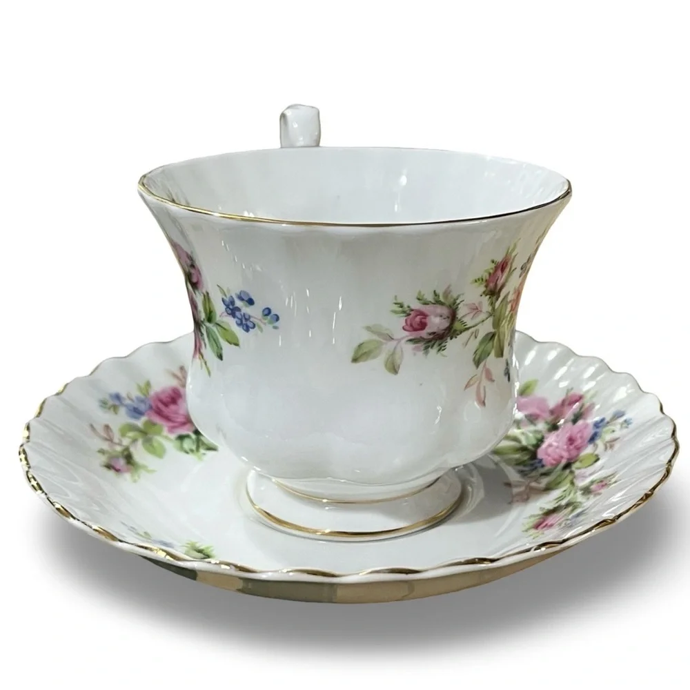 Royal Albert Made in England “Moss Rose” Teacup Floral Accents 22K Gold Trim